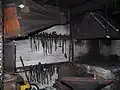 Esse mit Blasebalg in einer alten Schmiedewerkstatt
