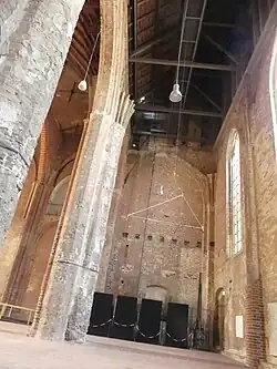 Westwand des äuße­ren Nord­seiten­schiffs mit Baufuge