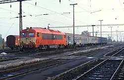 Personenzug von Székesfehérvár im Bahnhof Sárbogárd