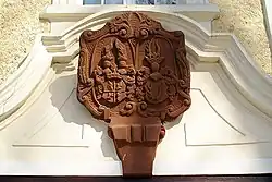 Wappenrelief bei Schloss Heinzendorf (Bagno), Niederschlesien