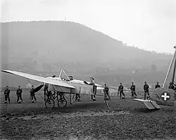 25. April 1913, Oskar Bider landet auf dem Gitterli, Liestal. Fotograf, Arnold Seiler-Rudin. Copyright, Staatsarchiv Basel-Landschaft. https://www.kimweb.ch/sammlungen#999cf841-400e-7e2d-e336-9fa7023f3393 Der Flugpionier Oskar Bider (1891–1919) aus Langenbruck mit seinem Mechaniker Jean-Blaise Saniez (1889–1976) nach der Landung am 25. April 1913 auf dem Gitterli in Liestal. Zwei Tage danach fand der Liestaler Flugtag statt. Hinter der Maschine sperrt das Militär nicht die Landebahn vor unvorsichtigen Zuschauern ab, sondern Oskar Bider war mitten in einer exerzierenden Truppe gelandet. Das Flugzeug ist ein Eindecker von Louis Blériot mit einem Motor von 80 PS, der Anfang April 1913 eingebaut worden war. Bider hat am 13. Juli 1913 als Erster eine Alpenüberquerung geschafft – von Bern nach Mailand über das Jungfraujoch, zugleich mit 3600 m Schweizer Höhenrekord. Das Flugzeug ist ein Eindecker von Louis Blériot mit einem Motor von 80 PS, der Anfang April 1913 eingebaut worden war.