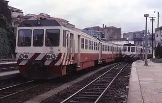 Zwei Fahrzeuge am Bahnhof Porto Trindade (1990)