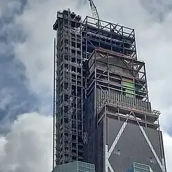 Baufortschritt an der Gebäudekrone im Juni 2024