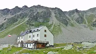 Düsseldorfer Hütte mit Hinterem Schöneck und Schöneckschneid