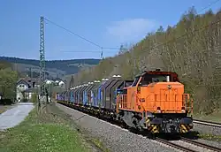 277 807-4 (KSW 46) der Kreisbahn Siegen-Wittgenstein mit einem Güterzug auf der Dillstrecke bei Dillbrecht.