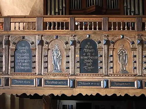 Holzfüllungen der Empore