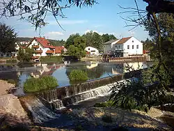 Das Naabwehr; im Hintergrund der „Hammer“ (ehem. Standort eines wasserbetriebenen Eisenhammers)