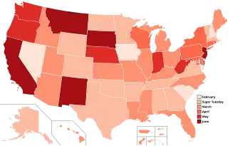 Karten mit den Daten der Vorwahlen und Caucuses im Jahr 2016 der Demokraten (links) und der Republikaner (rechts). Die zeitliche Staffelung dieser Wahlen ist Gegenstand der Kritik an dem Verfahren.