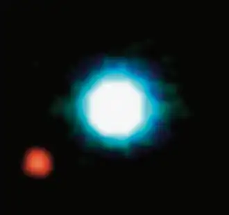 Infrarot-Aufnahme (ESO/VLT) des Braunen Zwerges 2M1207 (Bildzentrum) und seines Begleiters 2M1207 b (links unten) (Aufnahme: VLT/NACO, ESO, 2004)
