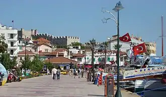 Promenade am Hafen mit Kastell Marmaris Kalesi