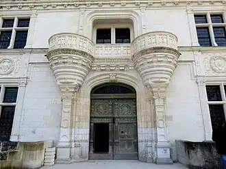 Logis, Eingangsportal, Eingangstüren mit seinem Wappen links und ihrem rechts