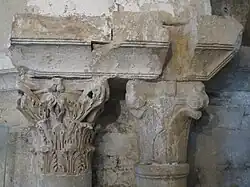 Links: römisches, rechts: romanisches Kapitell