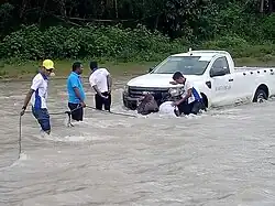Team beim Transport von Wahlunterlagen bei einer Flussüberquerung