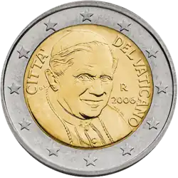 Farbfotografie der Rückseite einer Münze mit dem Porträt des Papstes von 2006. Als Inschrift steht „Citta del Vaticano“.