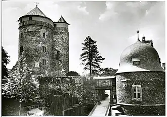 Der 2. Burghof mit Schösserturms (rechts), Hauptportal und Johannis/Coselturm (links) (1976)