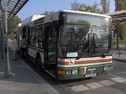 2005: MAN-Erdgas-Gelenkbus des Typs NG 313 CNG (alte Bauform; Erdgas-II), Baujahr 1998 am Neuen Ostfriedhof
