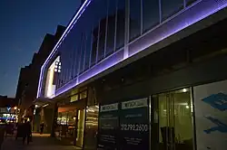 Straßenfront mit Eingang in der Bridge Street am Abend