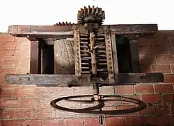 Stachelwalze und Gitter und darunter die Steinwalzen