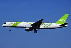 Boeing 757-232 im Markenauftritt Song