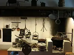 Feuerplatte (platta) und Kaminmantel über offener Feuerstelle (chappa dal chamin)