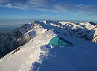 Blick vom Caduc auf den Gipfel des Tête de l’Estrop