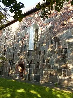 Mittlere Südwand mit romanischem Fenster und später verkleinertem romanischen Portal