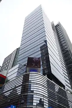 Turm mit abgerundetem Sockel und Würfel (2018).