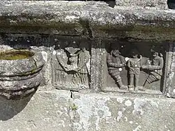 Zwei Engel eine Monstranz in den Händen haltend (rechts) und zwei Gefängniswärter mit Kniebundhosen tragen Jesus davon