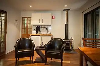 Frei im Raum an einer Wand stehend