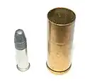 Hülse einer .45&nbsp;Colt-Patrone im Vergleich zur .22 lr