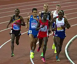 Eine Spitzengruppe mit sieben Läufern nähert sich dem&nbsp;Ziel