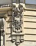 Ziertriglyphen und -guttae an einer historistischen Fassade