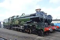 Die 5043 Earl of Mount Edgcumbe ist einer der beiden erhaltenen Lokomotiven der Castle-Klasse, die einen Doppelkamin besitzen.