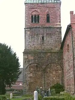 Turm von Süden, unterer Teil mit zarter Mittellisene