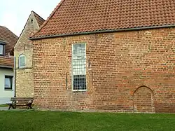 Südwand, westl. des Rechteckfensters neuzeitliches Mauerwerk aus mittel­alterlichem Backstein, links Türmchen