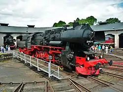 52 8131-6 der WFL auf einer Eisen­bahn­aus­stel­lung im Bahn­hof Nos­sen