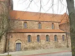 Langhauses von Süden, Sockel­ände­rung zwi­schen 2. und 3. Fenster