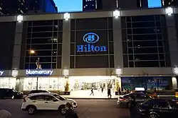 Hoteleingang am Abend im Jahr 2013