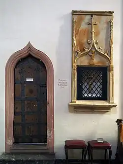 Eingang zur Taufkapelle und Reliquiar