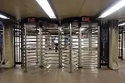 Drehkreuze am Ausgang der Station 57th Street–Seventh Avenue in New York; das Durchschreiten erfolgt ohne vorherige Fahrkartenkontrolle
