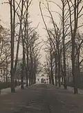 Erwin Quedenfeldt: Allee mit Tordurchfahrt des Hofgärtnerhauses als Point de Vue, 1915