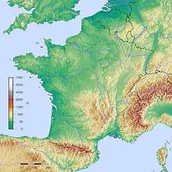 Topografische Karte Frankreichs mit seinen farbig markierten Höhen, die von 0 bis 7000 Meter gehen und in einer Legende erläutert sind. Die Flüsse und angrenzenden Staaten sind zu sehen.