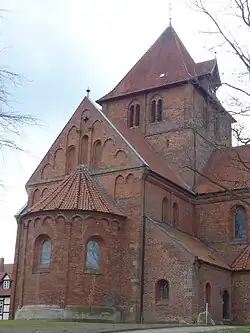 Apsis, Chor u. Querhaus unten romanisch, oben (Chor­giebel und Vierungs­turm) überw. gotisch