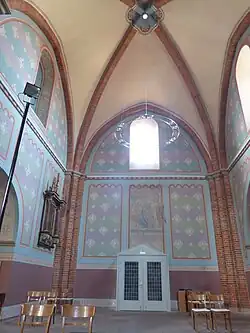 Nordquerhaus, Band­rippen mit Schluss­stein, nied­riger Bogen und ver­mauer­tes Fenster zum Seiten­schiff