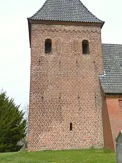 Turm von Süden: alles Mauer­werk in früh­neu­zeit­lichem Kreuz­verband, Material teil­weise im 20. Jh. erneuert, mittlere Schall­öff­nungen im 18. Jh. vermauert
