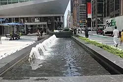 Brunnen und Pflasterung vor dem Gebäude