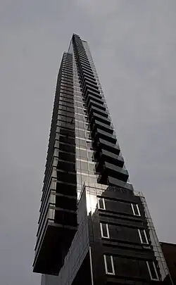 Ostfassade und Südfassade mit Auskragung (2010)