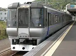 Suzuran-Schnellzug im Bahnhof Muroran