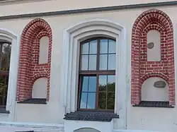 Freigelegte Backsteinblenden in der nördlichen Längsseite