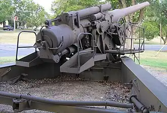 Seitenansicht des Geschützes in Fort Sill von hinten rechts